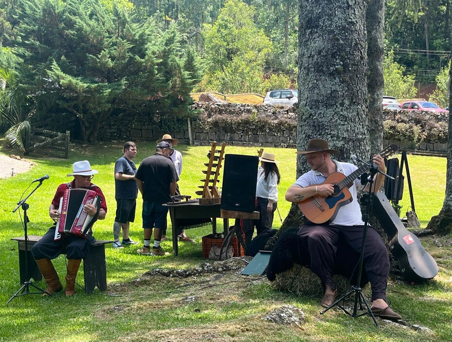 Os músicos Alex Gaúcho e Edani da Rosa executaram a trilha gauchesca (Foto: Paulo Gasparotto/Especial)