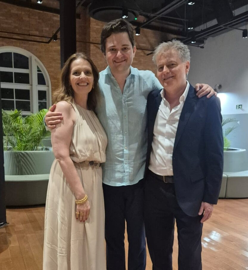 João Paulo Silveira Barbiero entre Andrea Kern e o professor Carlos Fernando Bahima (Foto: Divulgação)