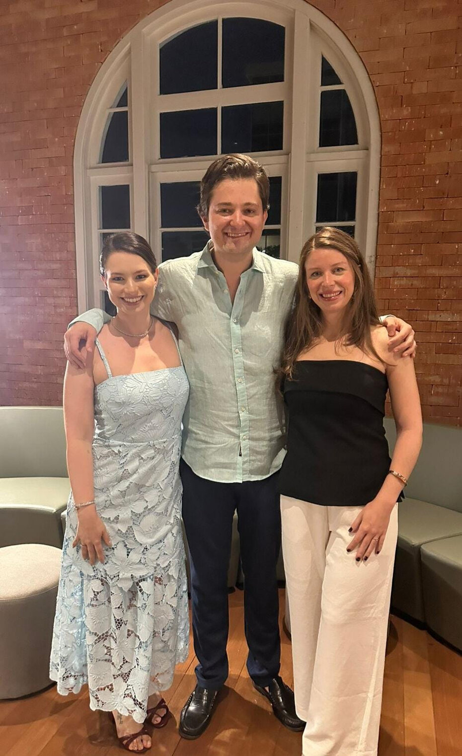 João Paulo Silveira Barbiero e as amigas Amanda Celli Cascaes e Gabriela Schneider Galvão (Foto: Divulgação)