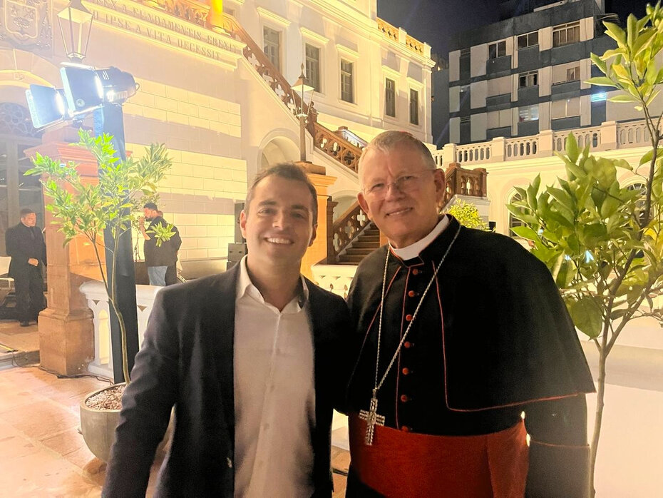 O cardeal Dom Jaime Spengler e o arquiteto Lucas Volpatto (Foto: Paulo Gasparotto/Especial)