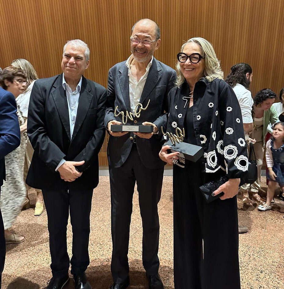 Jo&atilde;o Ant&ocirc;nio Porto com os premiados William Ling e Ana Fagundes (Foto: Divulga&ccedil;&atilde;o)