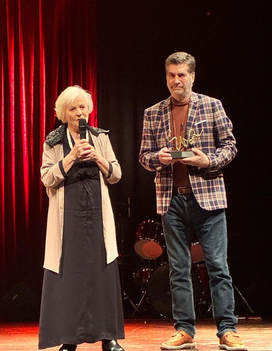 A atriz Araci Esteves recebeu seu trof&eacute;u das m&atilde;os de Luciano Alabarse, presidente da Funda&ccedil;&atilde;o Theatro S&atilde;o Pedro (Foto: Divulga&ccedil;&atilde;o)