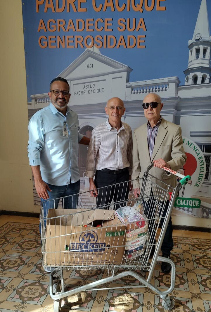 Carlos Gomes, diretor geral do Asilo Padre Cacique, na ocasi&atilde;o da entrega dos alimentos realizada por Helio Zorzi e por mim (Foto: Divulga&ccedil;&atilde;o)