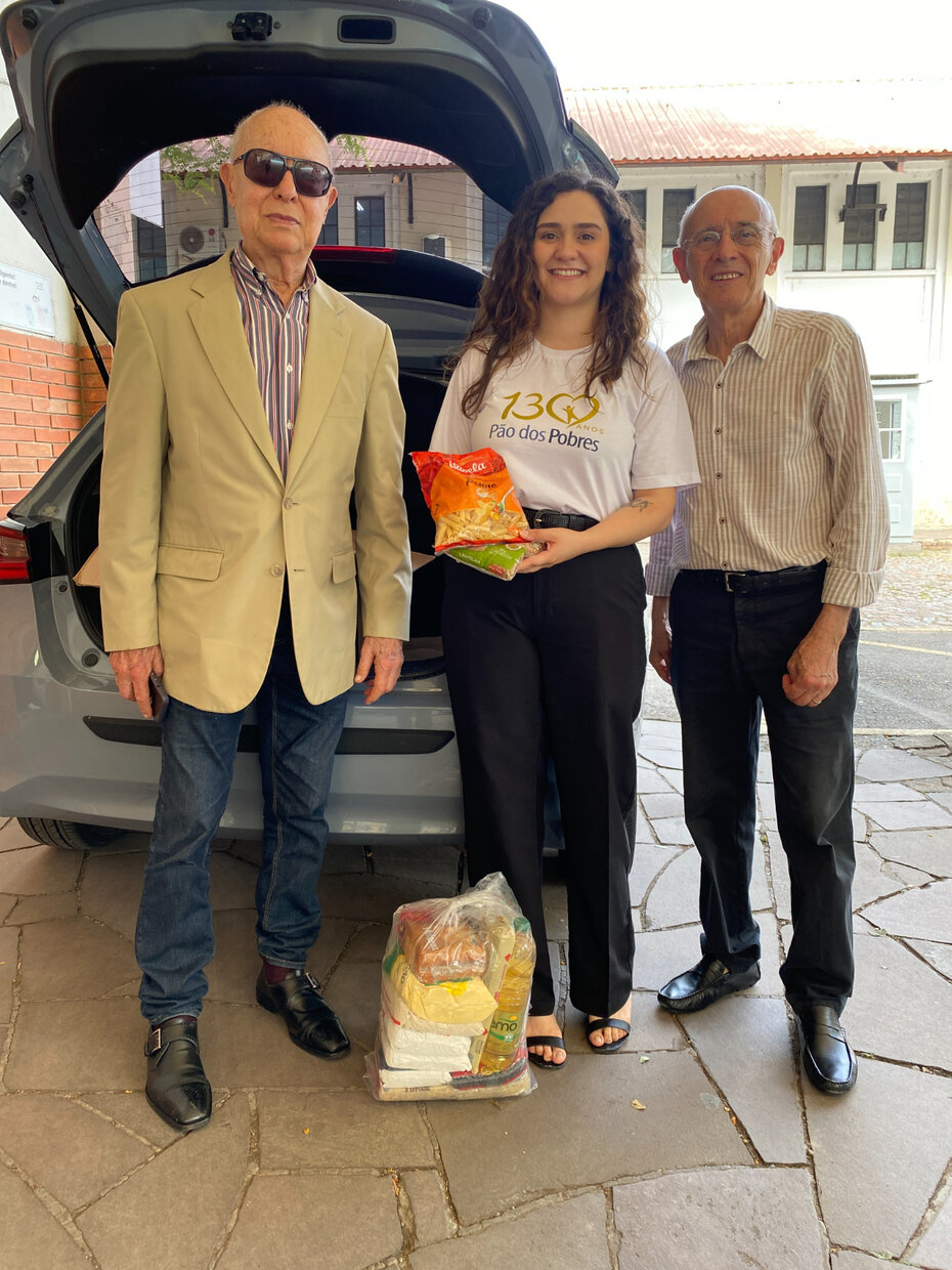 Bianca de Souza Nunes, da Funda&ccedil;&atilde;o P&atilde;o dos Pobres de Santo Ant&ocirc;nio, recebeu a Helio Zorzi e a mim na ocasi&atilde;o da doa&ccedil;&atilde;o dos alimentos  (Foto: Divulga&ccedil;&atilde;o)