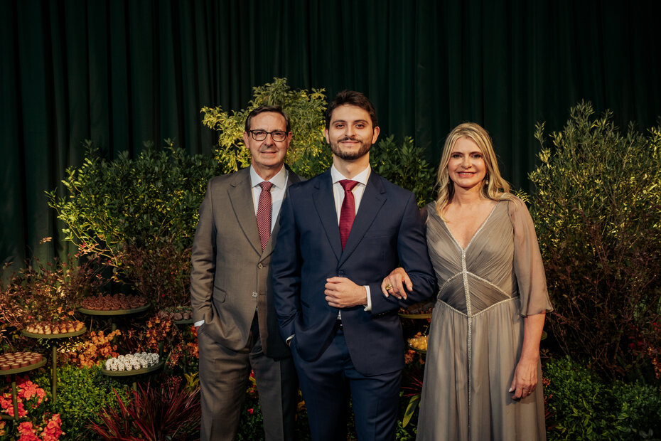 Thiago Oliboni entre os pais Arivaldir Oliboni e Greice Minossi Oliboni na Leopoldina Juvenil (Foto: Maciel Goelzer/Divulga&ccedil;&atilde;o)