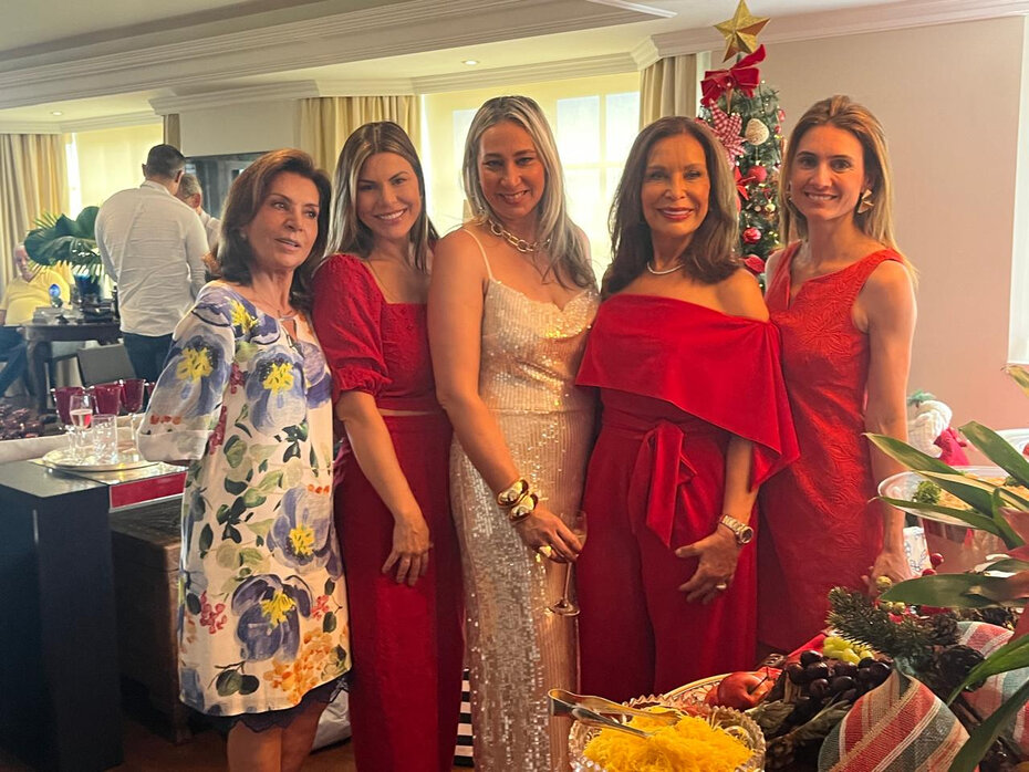 Regina Migliavacca, Camila Falleiro, Mariana Araujo Pereira, Elisabeth Ara&uacute;jo Pereira e Raphaella Migliavacca no encontro festivo (Foto: Paulo Gasparotto/Especial)