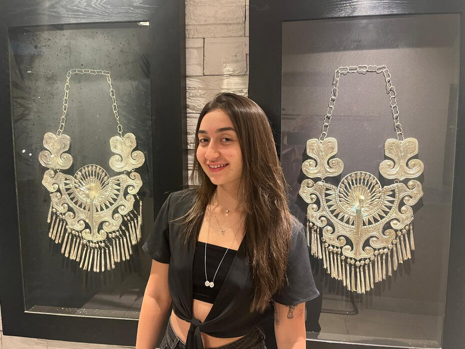 Catharina Refinetti junto &agrave;s joias japonesas que integram a original ambienta&ccedil;&atilde;o do restaurante Saik&ocirc; (Foto: Paulo Gasparotto/Especial)