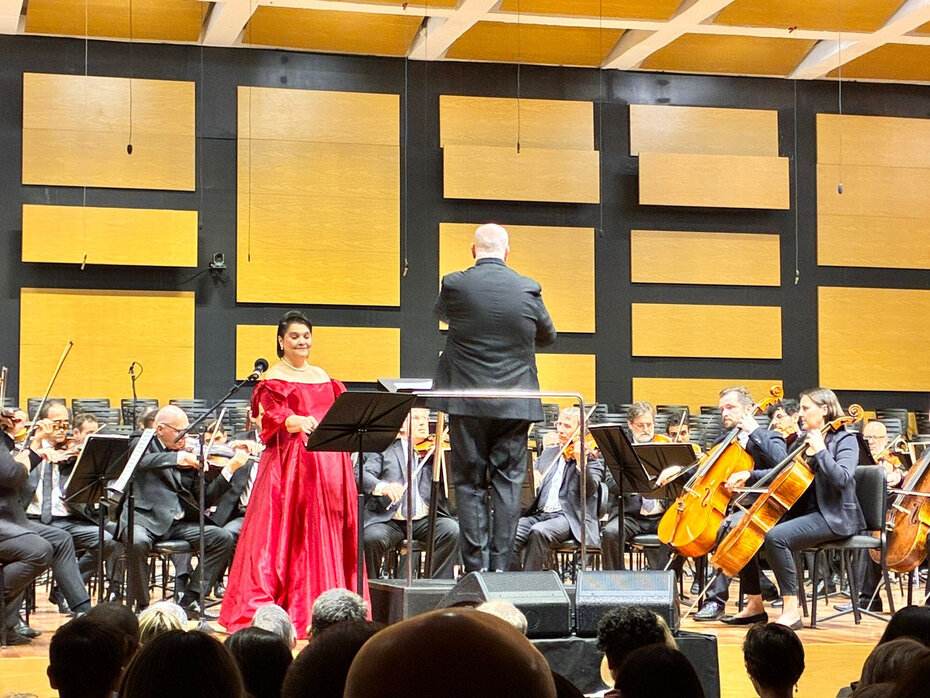 O maestro Manfredo Schmiedt conduziu o Concerto de Natal da OSPA que contou com a soprano Mar&iacute;lia Vargas (Foto: Divulga&ccedil;&atilde;o)