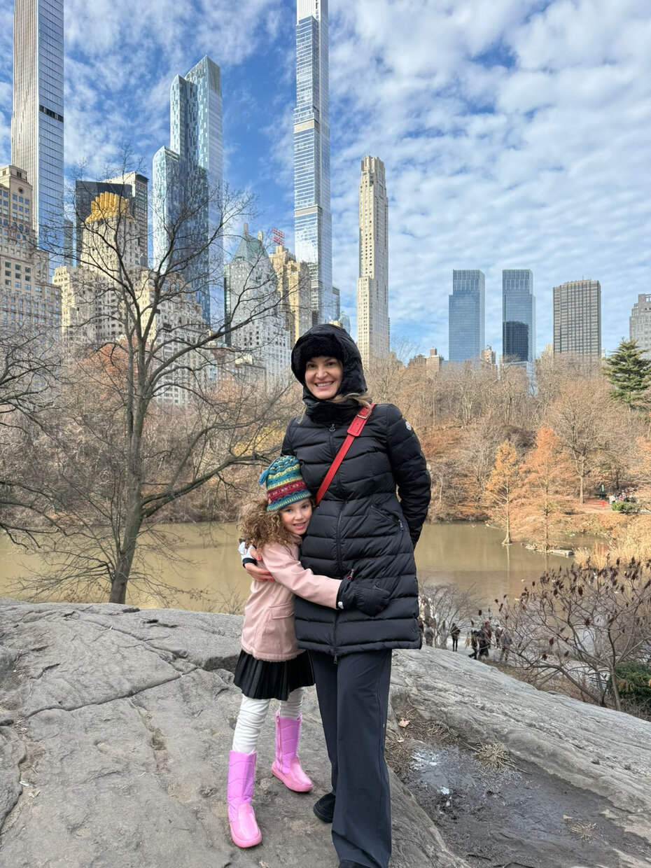 Tiane Grazziotin Maggioni e a filha Angela Grazziotin Maggioni aproveitando a temporada natalina em Nova York (Foto: Divulga&ccedil;&atilde;o)