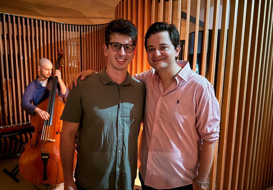 Tom&aacute;s Frias Ceitlin e Jo&atilde;o Paulo Silveira Barbiero na abertura da exposi&ccedil;&atilde;o (Foto: Divulga&ccedil;&atilde;o)