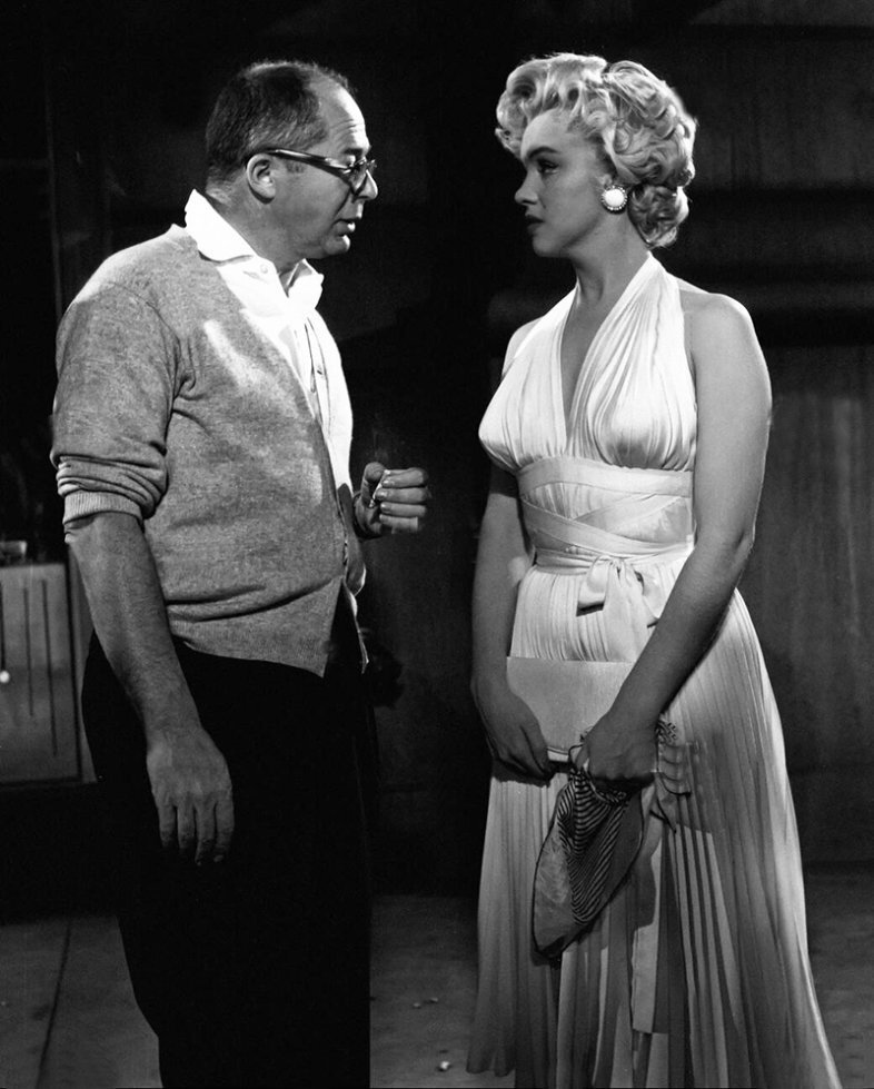 O diretor Billy Wilder conversa com Marilyn no set de O Pecado Mora ao Lado, de 1955 (Foto: Divulga&ccedil;&atilde;o)