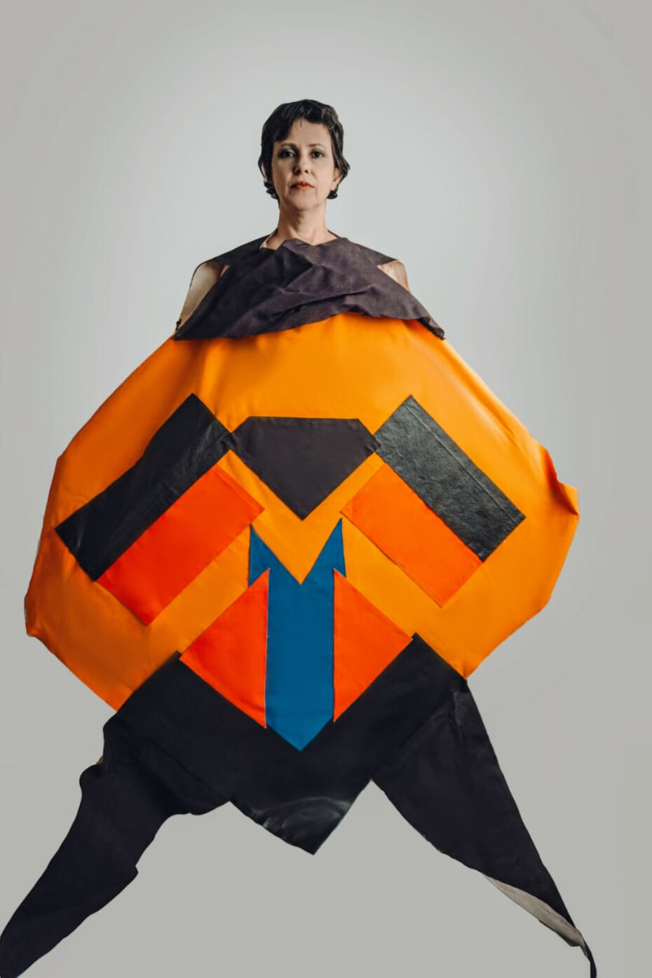 Artista Susane Kochhann vestida com um de seus trajes (Foto: Júlia Gomes/Divulgação)