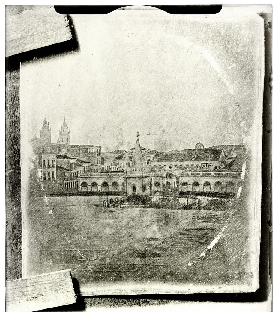 A primeira fotografia feita no Rio mostra o chafariz do Mestre Valentim, no Jardim do Pa&ccedil;o Imperial, atual Pra&ccedil;a 15 (Foto: Louis Comte/Reprodu&ccedil;&atilde;o)