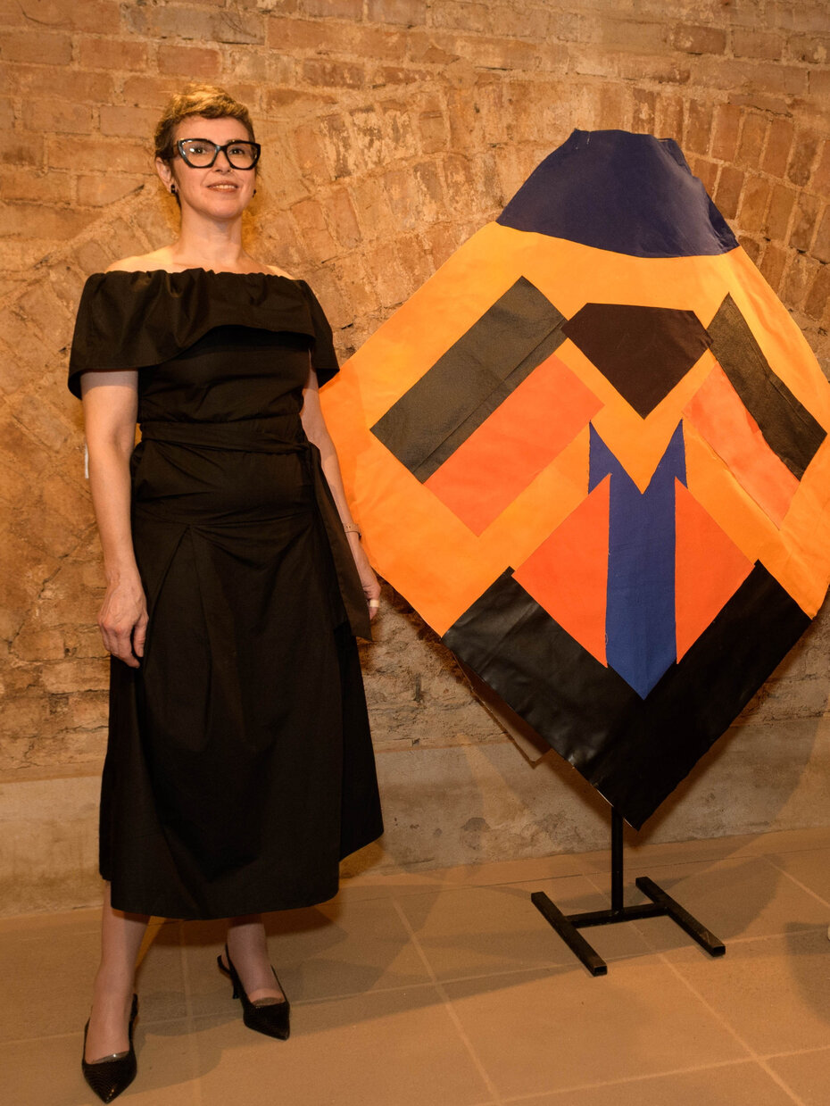 Susane Kochhann ao lado de uma das obras no Museu de Arte do Pa&ccedil;o (Foto: Wanderlei Oliveira/Divulga&ccedil;&atilde;o)