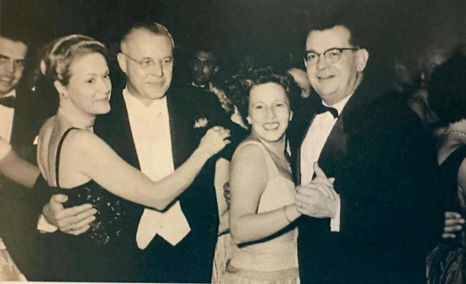 Asta Kley Hertz e Geraldo Hertz, que presidiram a Germ&acirc;nia, com os amigos Victor e Friga Warlich em uma das festas do clube (Foto: Divulga&ccedil;&atilde;o)