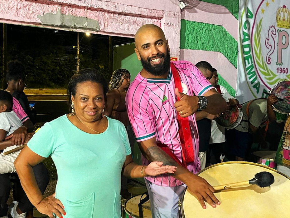 N&aacute;dia Narciso e Rodrigo Silveira, um dos integrantes da bateria (Foto: Divulga&ccedil;&atilde;o)