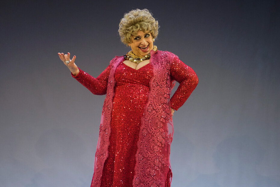 Grace Gianoukas encarna Dercy Gon&ccedil;alves em seu espet&aacute;culo (Foto: Ventilador de Talentos/Divulga&ccedil;&atilde;o)