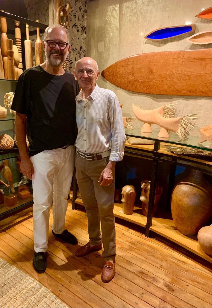 Mario Englert e Helio Zorzi junto &agrave;s pe&ccedil;as da Divina Brasilidade (Foto: Divulga&ccedil;&atilde;o)