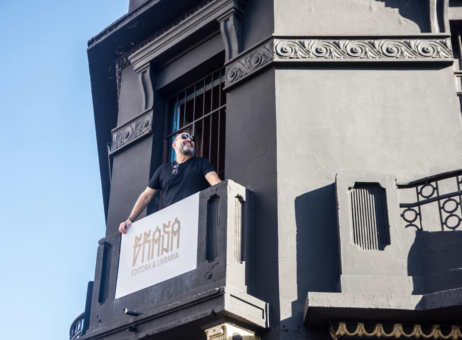 O jornalista Kl&eacute;cio Santos na sacada da Livraria Brasa (Foto: Chico Lisboa/Divulga&ccedil;&atilde;o)