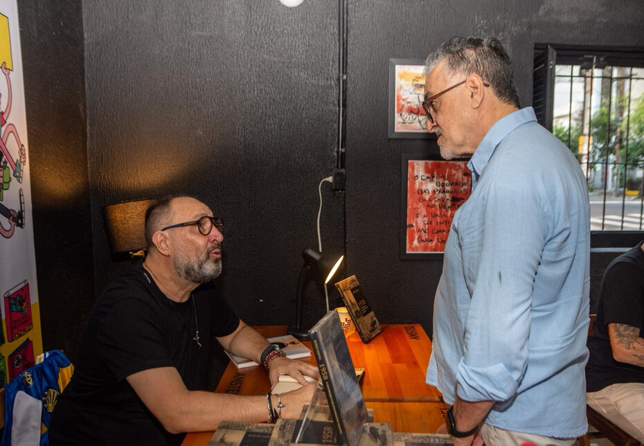 Kl&eacute;cio Santos assinou o livro para Jos&eacute; Fuscaldo (Foto: Chico Lisboa/Divulga&ccedil;&atilde;o)