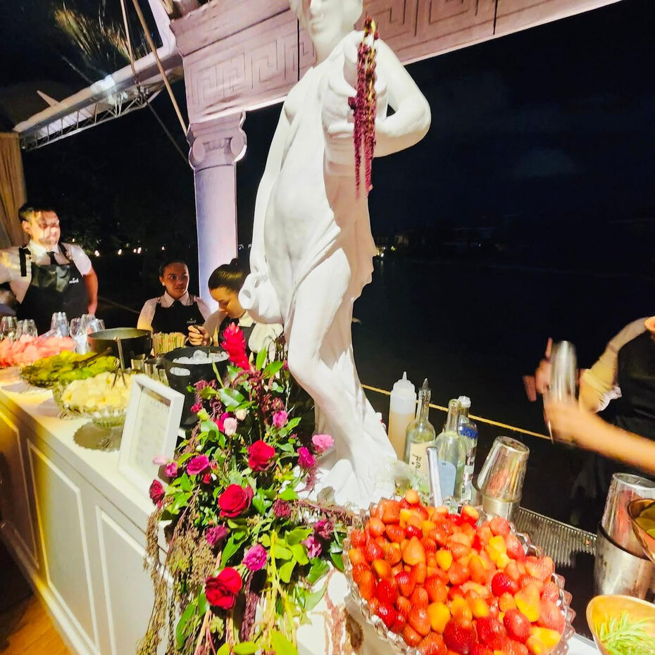 Decora&ccedil;&atilde;o ao gosto romano deu o toque especial (Foto: Divulga&ccedil;&atilde;o)