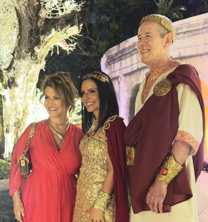 Eva de Carvalho com os anfitri&otilde;es Cirlei Correa e Mauro Bellini (Foto: Divulga&ccedil;&atilde;o)