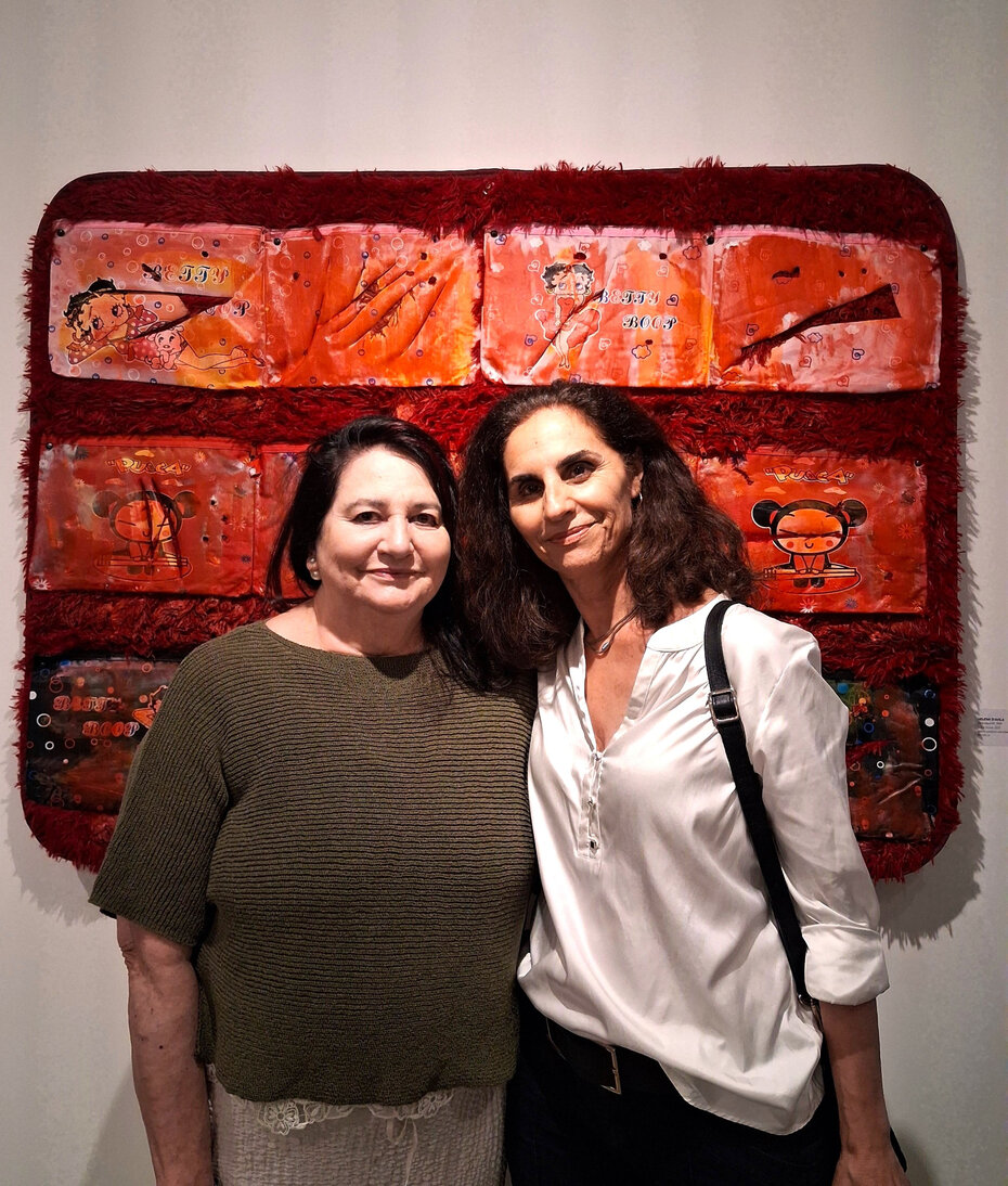 Curadora Ana Zavadil com a artista Helena d'Avila e sua obra na inaugura&ccedil;&atilde;o do Espa&ccedil;o F&iacute;sico (Foto: Divulga&ccedil;&atilde;o)