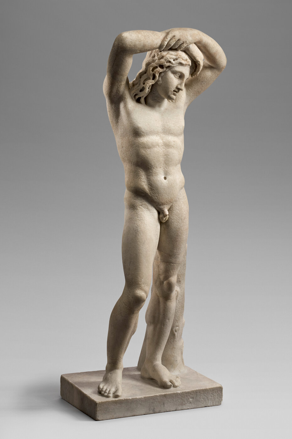 Uma estátua romana de Narciso do século II DC está entre os lotes, com estimativa de alcançar 350 mil dólares (Foto: Christie’s/Divulgação)