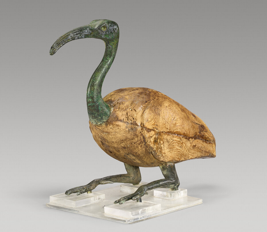 Bela estatueta de madeira e bronze de um Íbis egípcio (Foto: Christie’s/Divulgação)