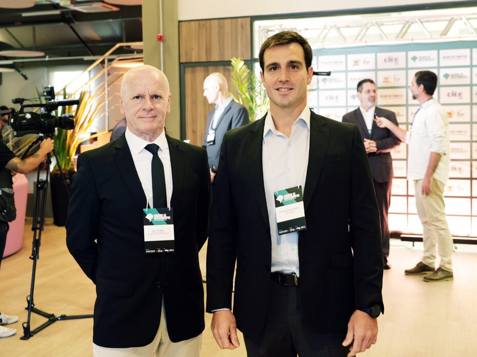 Caio Tomazeli, secret&aacute;rio de Comunica&ccedil;&atilde;o do Rio Grande do Sul, com Giovanni Tumelero, presidente do Jornal do Com&eacute;rcio (Foto: T&acirc;nia Meinerz/Divulga&ccedil;&atilde;o)