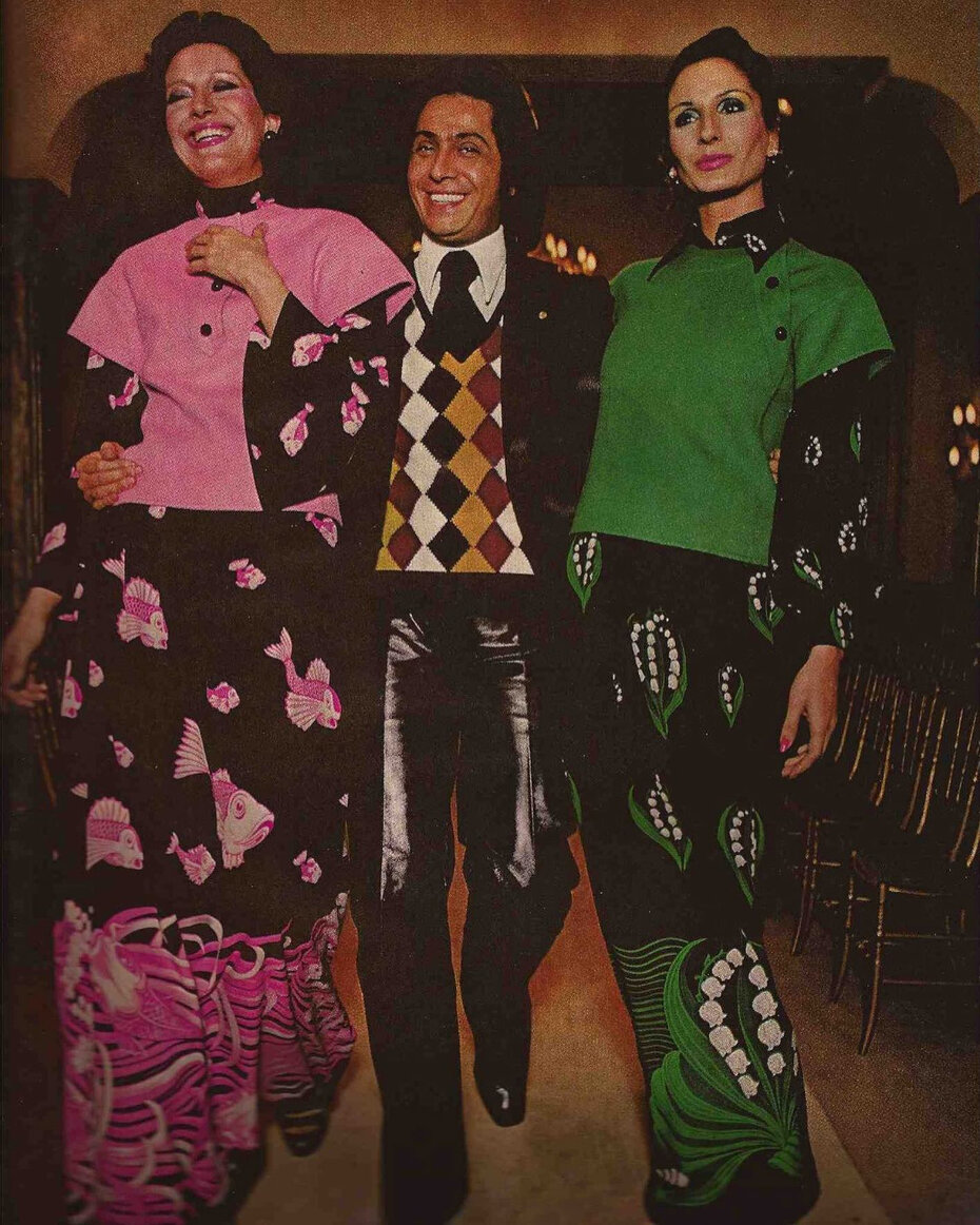 Valentino entre a socialite espanhola Naty Abascal e a designer de joias Elsa Peretti, em 1972 (Foto: Divulgação)