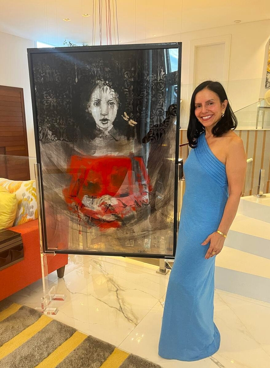 Cirlei Corrêa junto a uma das obras de arte (Foto: Paulo Gasparotto/Especial)