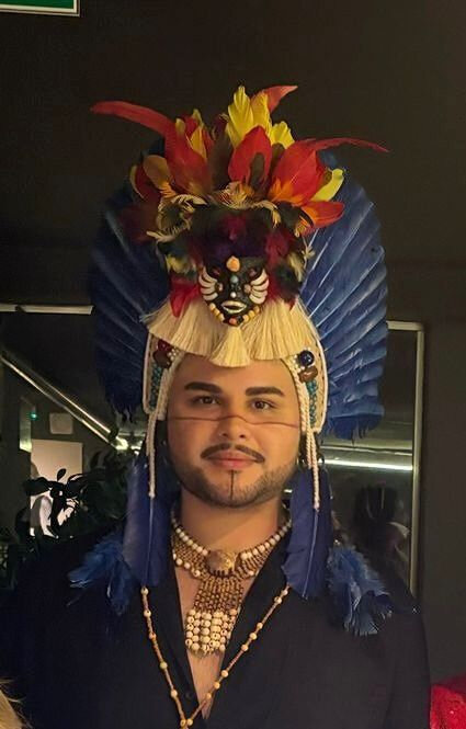 Gabriel Ribeiro Mendes com um de seus exuberantes adere&ccedil;os de cabe&ccedil;a para o carnaval (Foto: Divulga&ccedil;&atilde;o)