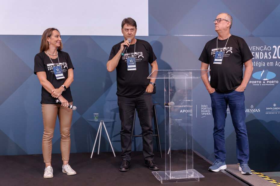 Camila Podolak, Fernando Oliveira e Hugo Sola na conven&ccedil;&atilde;o realizada na capital paranaense (Foto: Paulo Fran&ccedil;a/Divulga&ccedil;&atilde;o)