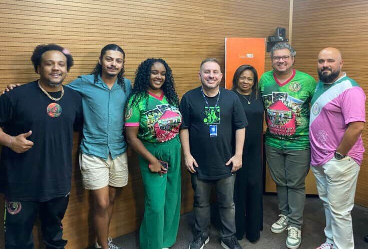 Praiana: Mestre Andrezinho Bateria, mestre sala Matheus, porta bandeira Thamires, presidente N&aacute;dia Narciso e os carnavalescos Marcelo Andrade e Raphael Pires (Foto: Divulga&ccedil;&atilde;o)