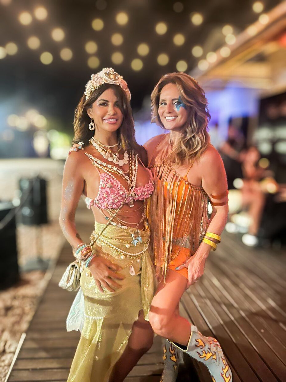 Dora Velho e Cristiane Cerentini animadas na folia (Foto: Est&uacute;dio Telesc&oacute;pio/Divulga&ccedil;&atilde;o)