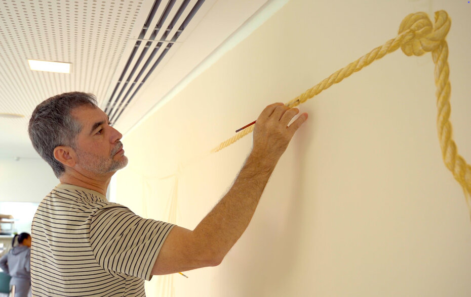 O artista pl&aacute;stico Valdson Ramos trabalhando em seu mural no Instituto Ling (Foto: Eroica Conte&uacute;do/Divulga&ccedil;&atilde;o)