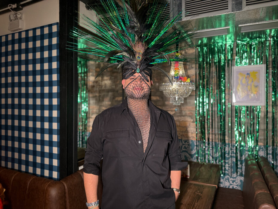 Gabriel Ribeiro Mendes com um de seus impactantes adereços (Foto: Tania Andersen/Divulgação)