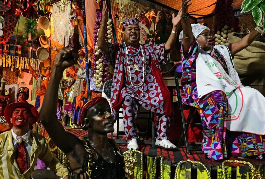 Agremia&ccedil;&atilde;o carioca apresentou o enredo O Mist&eacute;rio do Pr&iacute;ncipe do Bar&aacute; &ndash; a ora&ccedil;&atilde;o do Negrinho e a ressurrei&ccedil;&atilde;o de sua coroa sob o c&eacute;u aberto do Rio Grande (Foto: Divulga&ccedil;&atilde;o)