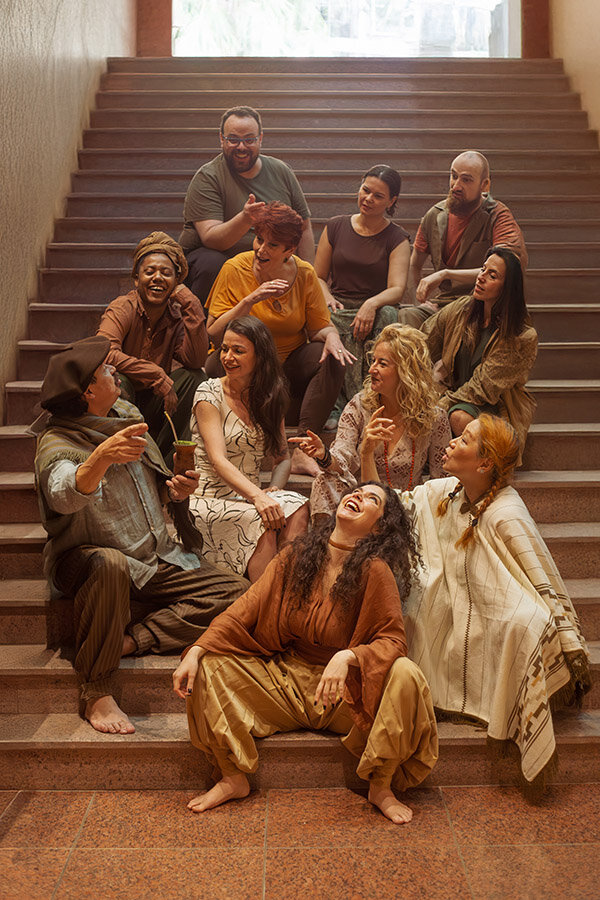 Elenco da montagem que exalta a cultura gaúcha (Foto: Vitória Proença/Divulgação)