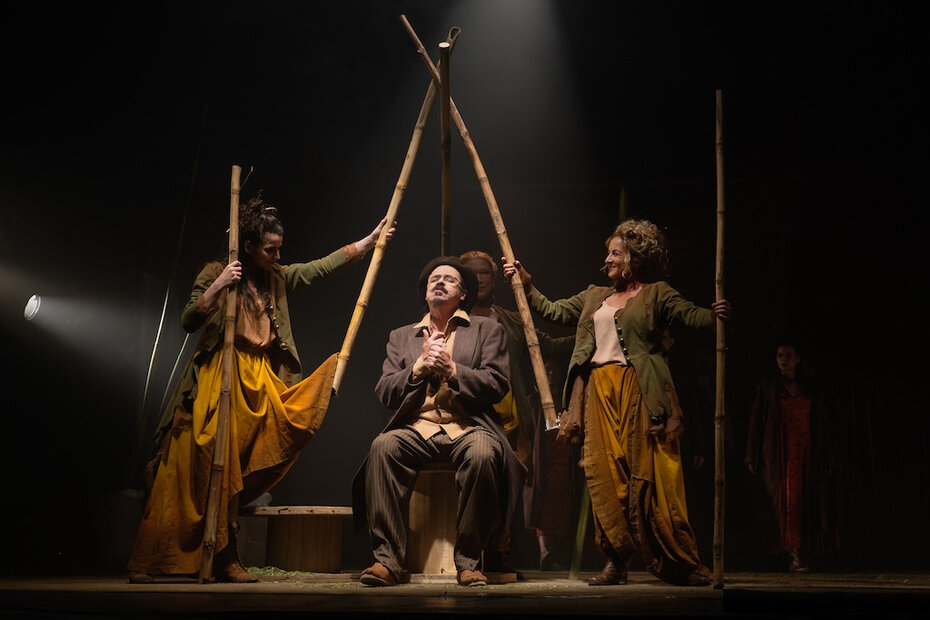 Cantor Pirisca Grecco em atuação ao lado das sopranos Elisa Lopes e Carla Maffioletti (Foto: Vitória Proença/Divulgação)