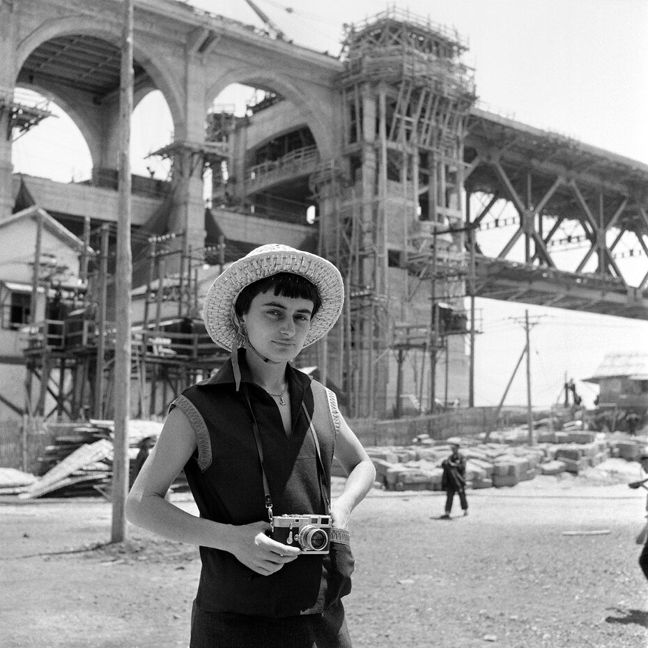 Agn&egrave;s Varda com sua c&acirc;mera Leica na frente da ponte de Wuhan em constru&ccedil;&atilde;o, China, 1957 (Foto: Esp&oacute;lio Agn&egrave;s Varda)