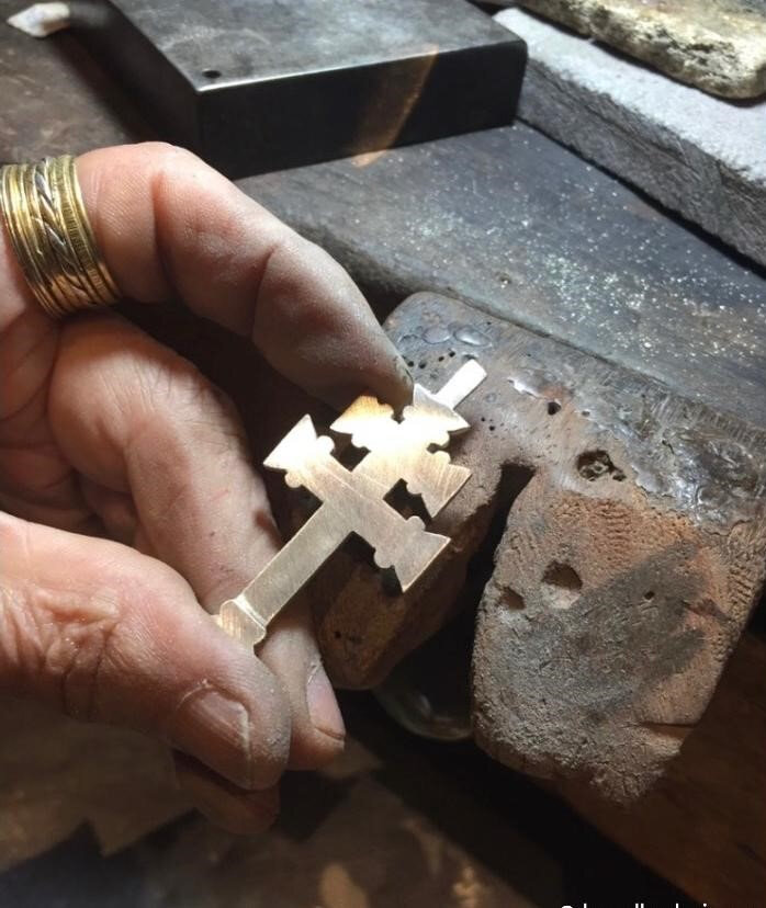 A peça nas mãos do designer (Foto: Divulgação)