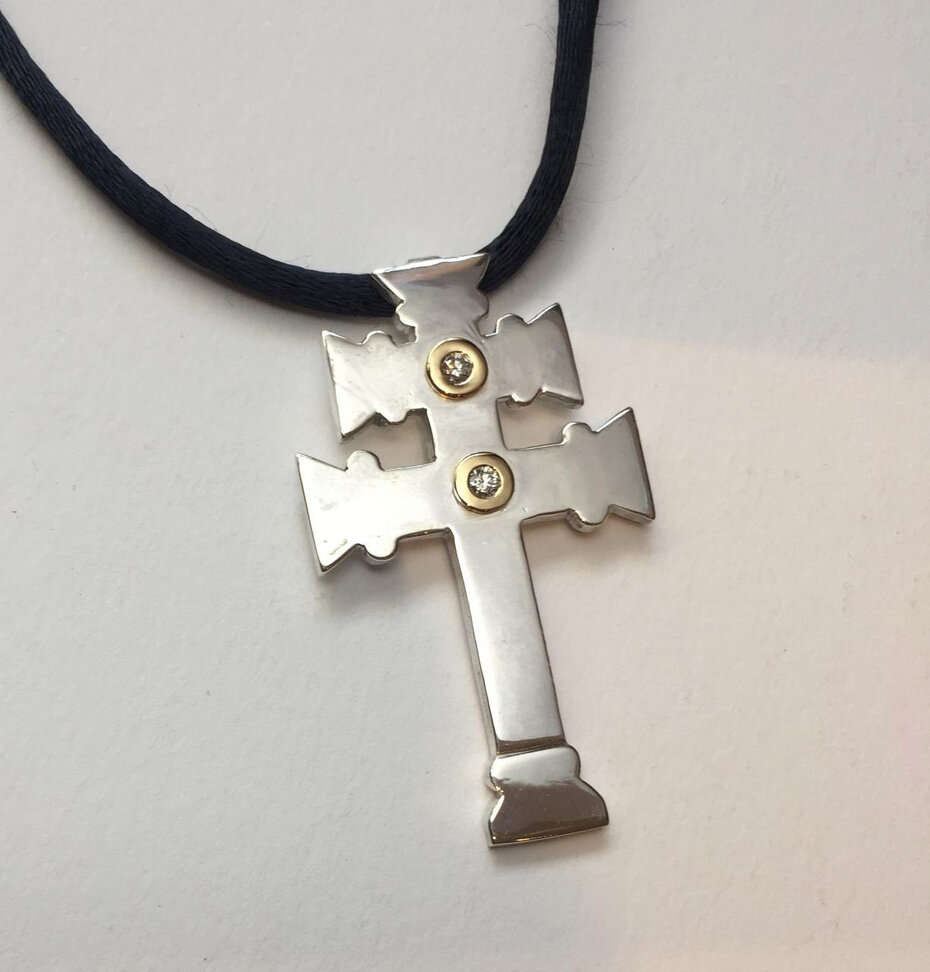 Aqui a cruz numa versão de prata com detalhes em ouro (Foto: Divulgação)