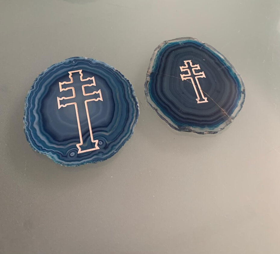 A cruz representada em chapa de Ágata azul (Foto: Divulgação)