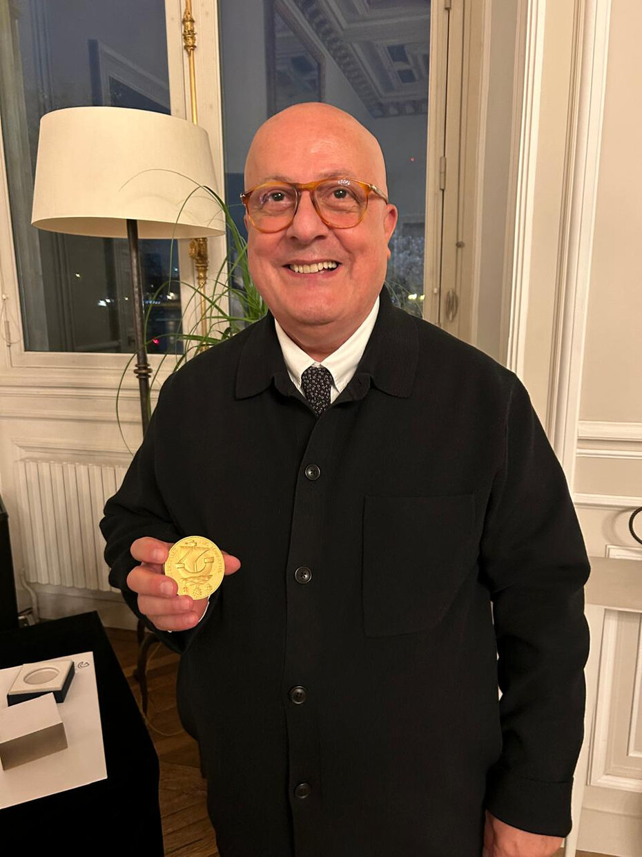 Emilio Kalil com a Medalha Grand Vermeil recebida em Paris (Foto: Divulga&ccedil;&atilde;o)