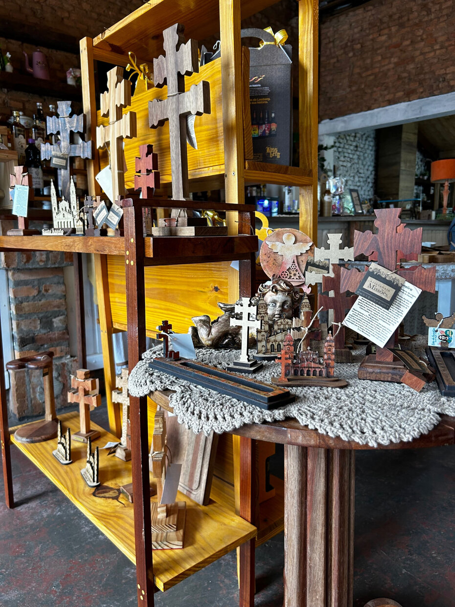 Durante a mostra o p&uacute;blico poder&aacute; conferir e adquirir pe&ccedil;as de diferentes t&eacute;cnicas (Foto: Aline Stumpf/ Divulga&ccedil;&atilde;o)