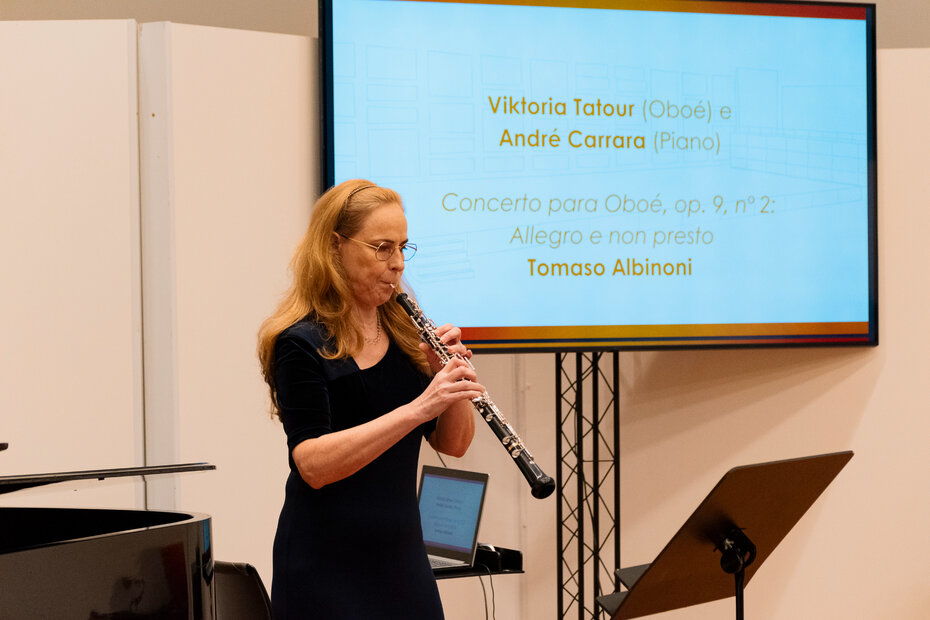 A oboísta da OSPA Viktoria Tatour fez uma apresentação (Foto: Danielle Bayer/Divulgação)