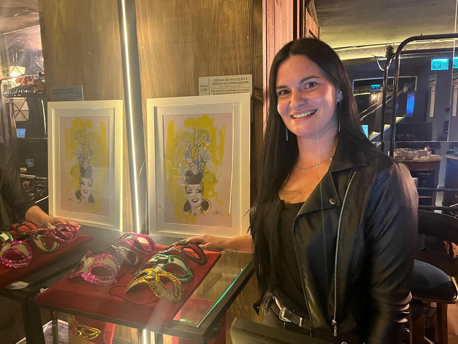 Nani Parizotto junto &agrave;s pe&ccedil;as do designer Cattani no Encoura&ccedil;ado Butikin (Foto: Paulo Gasparotto/Especial)