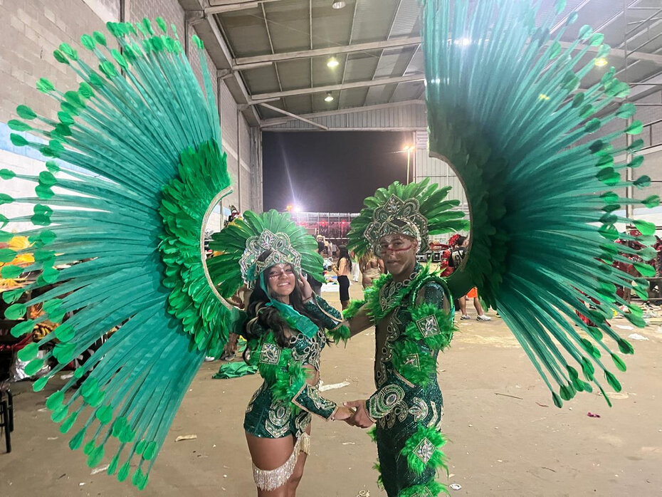 Os passistas Ingrid Vettorazzi e Marcelo Cortez com belas fantasias criadas por Igor Rodrigues dos Santos, do Atelier XV (Foto: Divulga&ccedil;&atilde;o)